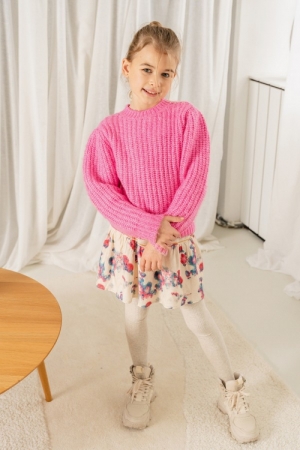  Bright pink